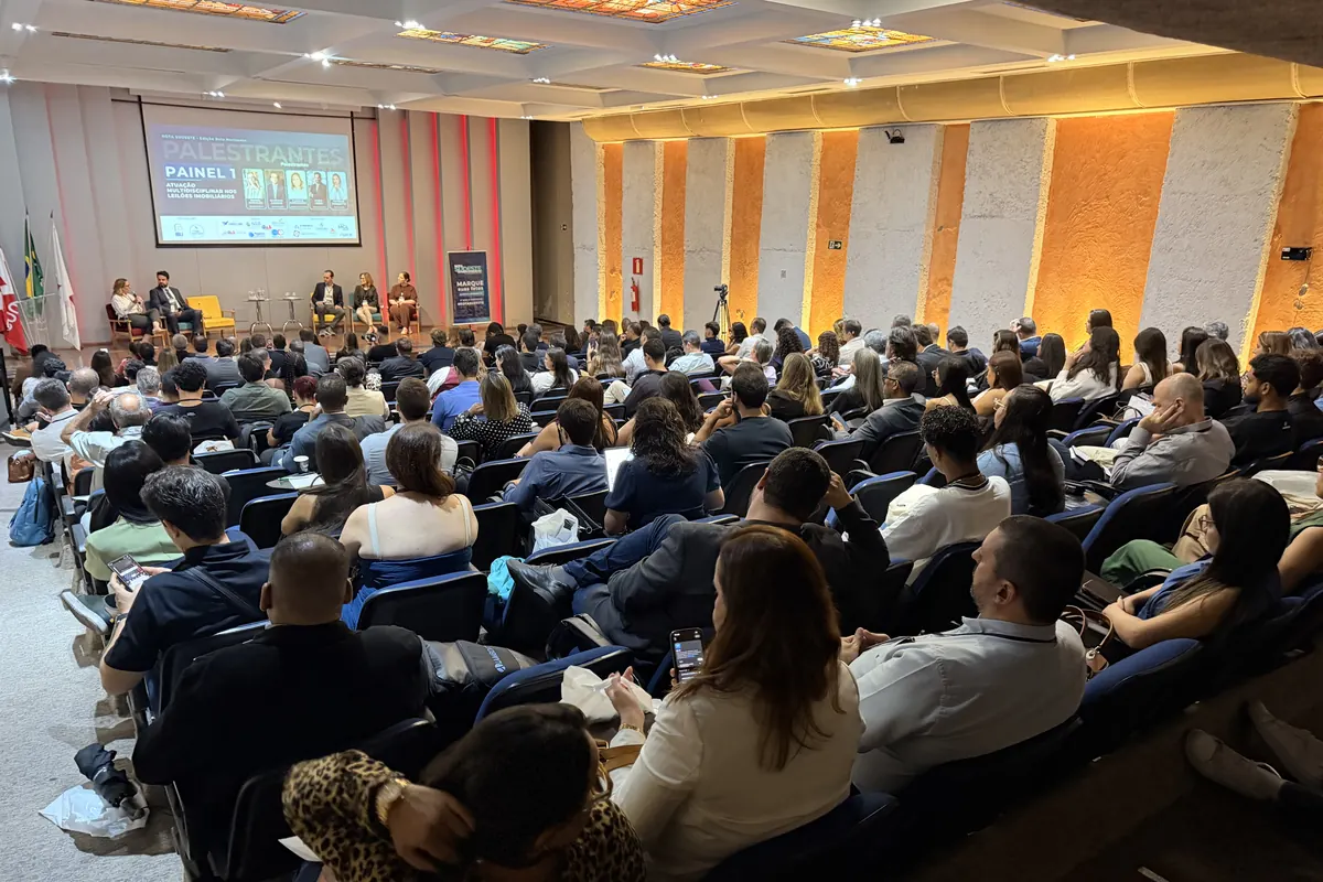 Painel de abertura da edição de Belo Horizonte, com o auditório cheio.
