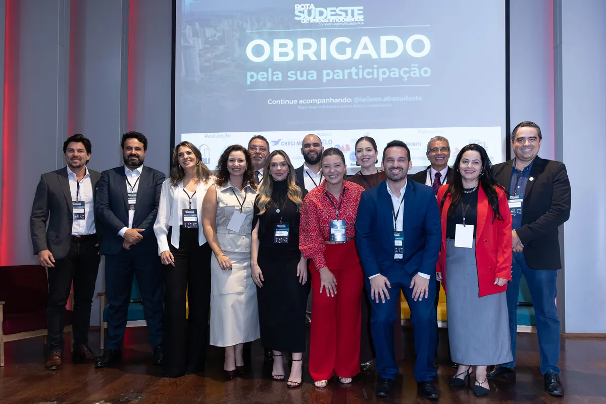 Organizadores e palestrantes reunidos no palco ao fim da edição de Belo Horizonte.