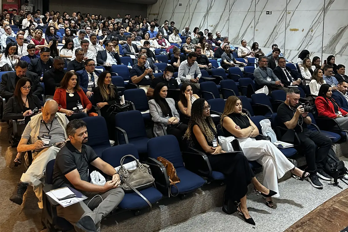Auditório lotado na edição de Belo Horizonte da Rota Sudeste de Leilões Imobiliários, visto do palco.