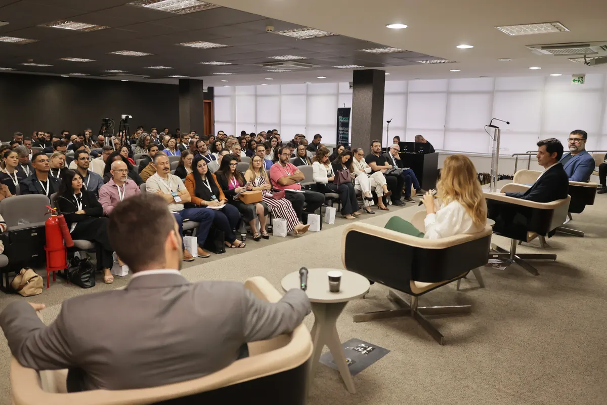 Painel em andamento na edição de Vitória, visto do palco, com o auditório cheio.