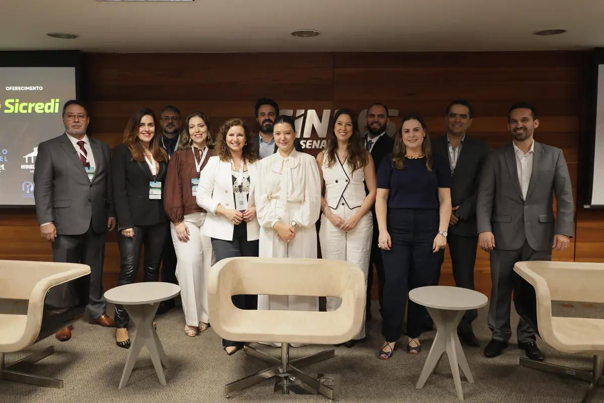 Organizadores e palestrantes reunidos no palco na edição de Vitória.
